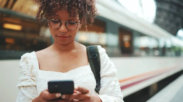 Gözlüklü Akıllı Telefon Sırt Çantalı Genç Bir Kadının Yakın Plan — Stok fotoğraf