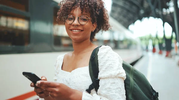 Retrato Cerca Una Mujer Joven Gafas Con Teléfono Inteligente Una —  Fotos de Stock