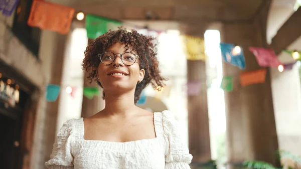 Retrato Cerca Una Mujer Joven Con Gafas Sonrientes Posando Cámara — Foto de Stock