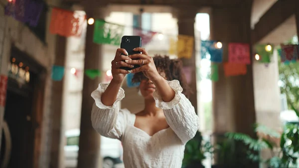 Retrato Close Uma Jovem Mulher Óculos Tiros Centro Cidade Smartphones — Fotografia de Stock