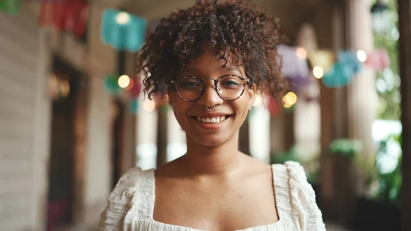 Retrato Cerca Una Mujer Joven Con Gafas Sonrientes Posando Cámara — Foto de Stock