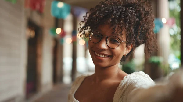 Retrato Close Uma Jovem Mulher Óculos Sorrindo Poses Envia Beijo — Fotografia de Stock