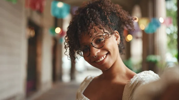 Retrato Cerca Una Mujer Joven Con Gafas Sonrientes Posa Envía — Foto de Stock