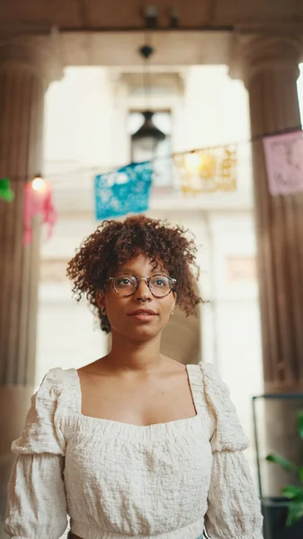 Retrato Cerca Una Mujer Joven Con Gafas Sonrientes Posando Cámara — Foto de Stock