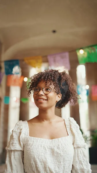 Retrato Cerca Una Mujer Joven Con Gafas Sonrientes Posando Cámara — Foto de Stock