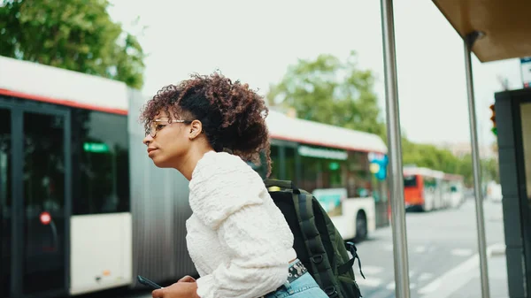 Молодая Женщина Очках Смотрит Смартфон Стоя Автобусной Остановке Позитивная Женщина — стоковое фото
