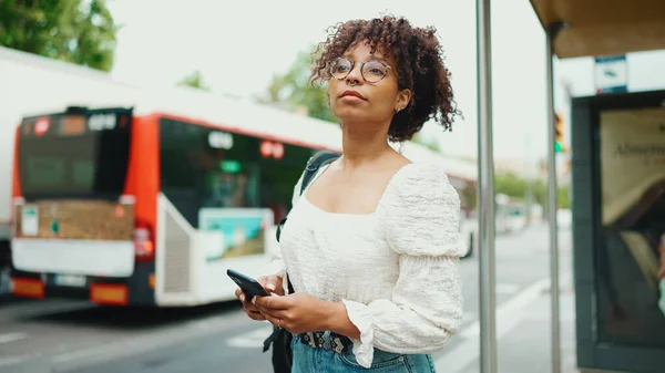 Mujer Joven Con Gafas Mirando Teléfono Inteligente Mientras Está Parada — Foto de Stock