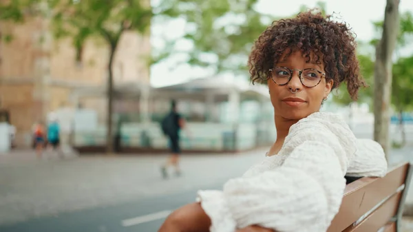 Mujer Joven Gafas Sienta Banco Sonriendo Mirando Alrededor Chica Feliz —  Fotos de Stock