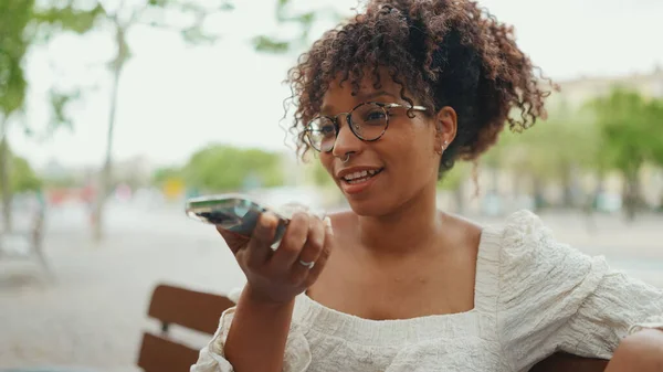 Retrato Close Uma Jovem Mulher Óculos Senta Banco Sorrindo Envia — Fotografia de Stock