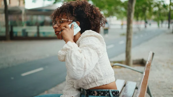 Mujer Joven Gafas Sienta Banco Aire Libre Sonriendo Habla Teléfono —  Fotos de Stock