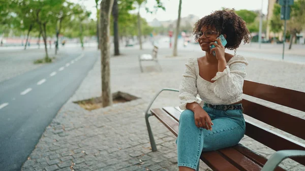 Mujer Joven Gafas Sienta Banco Aire Libre Sonriendo Habla Teléfono —  Fotos de Stock