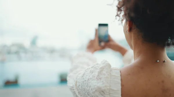 Gözlüklü Genç Bir Kadın Limanda Dikiliyor Akıllı Telefondan Gemilere Bakıyor — Stok fotoğraf