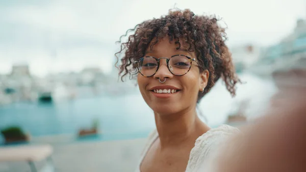 Крупный План Молодой Женщины Очках Стоит Морском Порту Фотографирует Селфи — стоковое фото