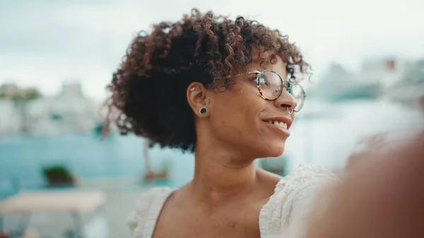 Primer Plano Una Mujer Joven Gafas Encuentra Puerto Fotos Selfie — Foto de Stock