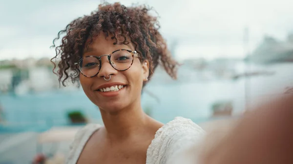 Primer Plano Una Mujer Joven Gafas Encuentra Puerto Fotos Selfie — Foto de Stock