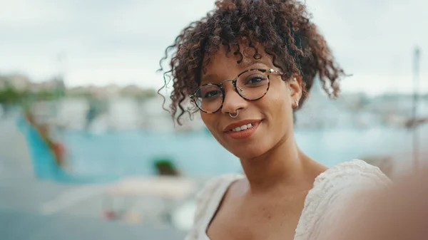 Primer Plano Una Mujer Joven Gafas Encuentra Puerto Fotos Selfie — Foto de Stock