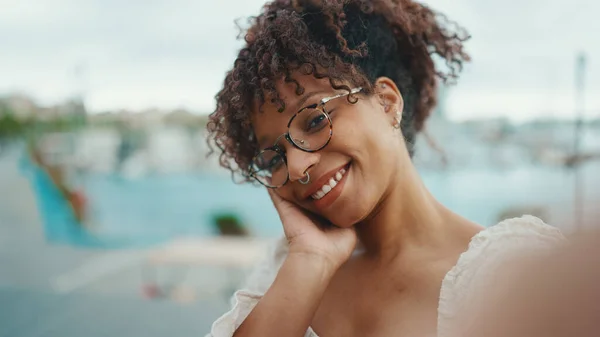 Primer Plano Una Mujer Joven Gafas Encuentra Puerto Fotos Selfie — Foto de Stock