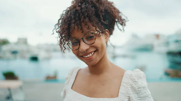 Retrato Cerca Una Joven Con Gafas Puerto Posa Para Cámara — Foto de Stock