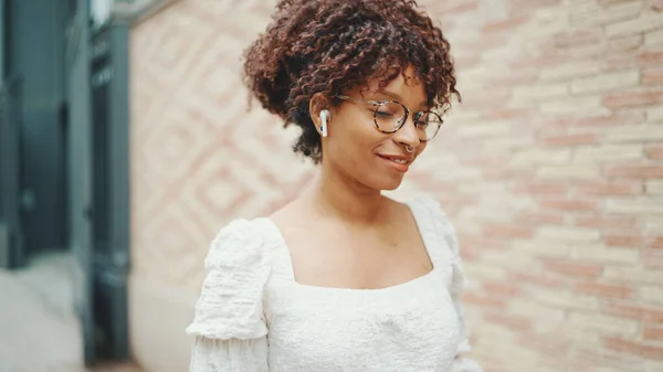 Mujer Joven Gafas Camina Por Calle Ciudad Vieja Escucha Música — Foto de Stock