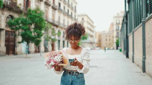 Jovem Mulher Óculos Caminha Com Buquê Flores Longo Rua Cidade — Fotografia de Stock