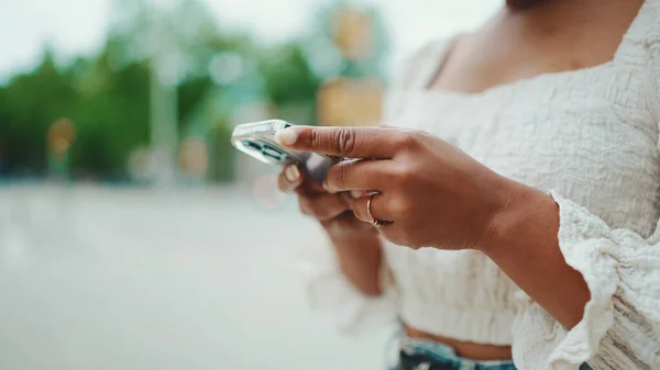 Genç Bir Kadın Elinde Akıllı Bir Telefon Tutuyor Haber Yayınına — Stok fotoğraf