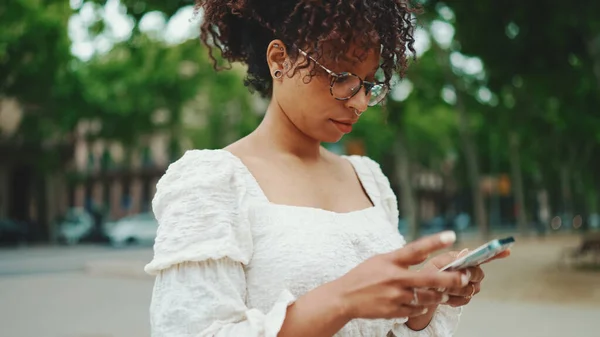 Jovem Mulher Óculos Com Smartphone Suas Mãos Olha Volta Mulher — Fotografia de Stock