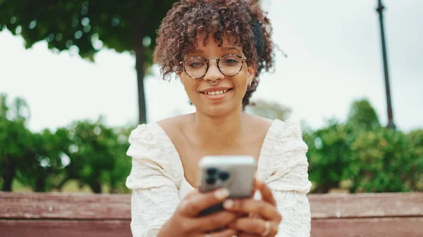 Retrato Close Uma Jovem Mulher Senta Parque Banco Com Smartphone — Fotografia de Stock