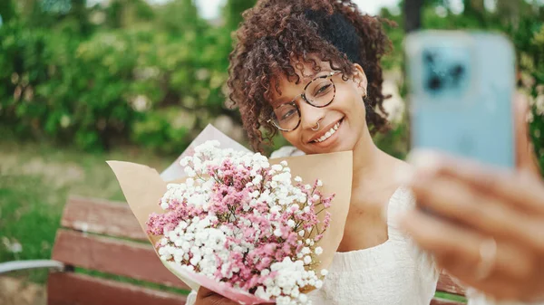 Jovem Tira Uma Selfie Com Buquê Flores Parque Banco Menina — Fotografia de Stock