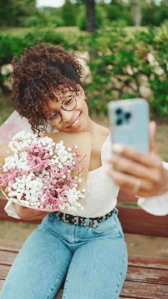 Jovem Tira Uma Selfie Com Buquê Flores Parque Banco Menina — Fotografia de Stock