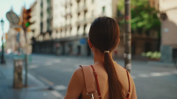 Mulher Bonita Está Andando Pela Rua Passear Menina Vai Longo — Fotografia de Stock