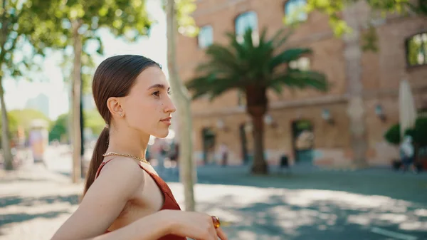 Mujer Bonita Sentada Banco Del Parque Disfrutando Del Buen Tiempo —  Fotos de Stock