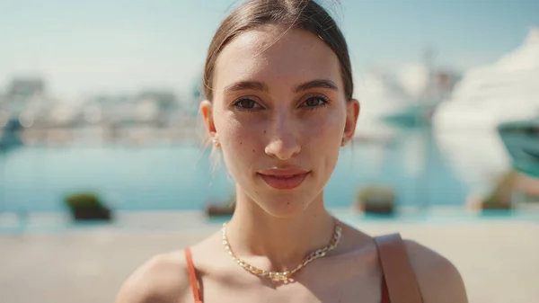 Mujer Sonriente Posando Para Cámara Puerto Marítimo Chica Disfruta Cálido —  Fotos de Stock