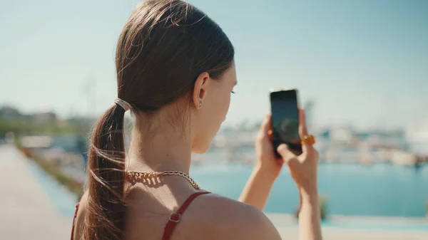 Mujer Linda Toma Fotos Videos Del Puerto Teléfono Móvil Chica —  Fotos de Stock