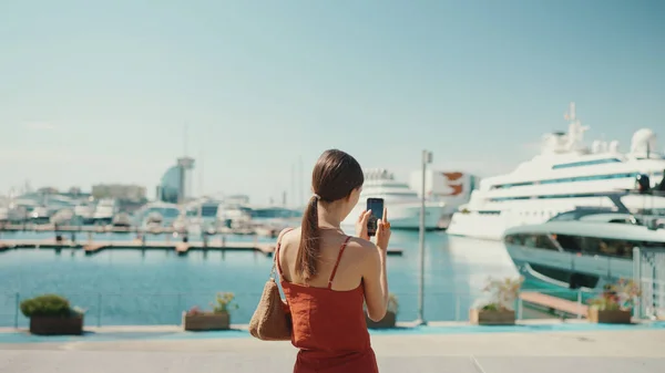 Mujer Linda Toma Fotos Videos Del Puerto Teléfono Móvil Chica —  Fotos de Stock