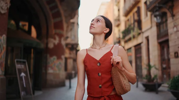 Hermosa Joven Está Caminando Por Calle Haciendo Turismo Chica Largo —  Fotos de Stock