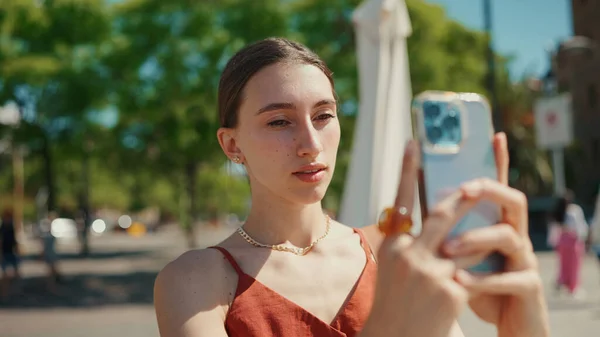 Κοντινό Πλάνο Νεαρή Γυναίκα Παίρνει Μια Selfie Video Call Κάθεται — Φωτογραφία Αρχείου