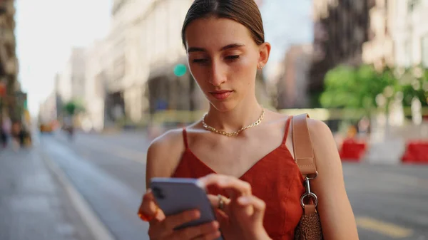 Közelkép Mosolygós Fiatal Áll Nézi Térképet Mobiltelefon Lány Áll Utcán — Stock Fotó