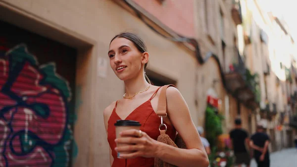 Hermosa Mujer Disfrutando Del Café Mañana Beber Taza Desechable Chica —  Fotos de Stock