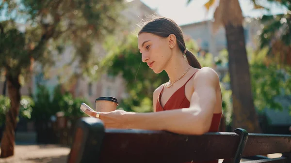 Acercamiento Mujer Bonita Sentada Banco Del Parque Disfruta Cappuccino Fragante —  Fotos de Stock