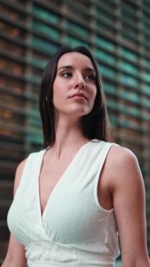 Çilli, koyu renk saçlı, beyaz bluzlu genç bir kadın caddede yürüyordu, etrafa bakıyordu. Modern şehir geçmişinde güzel bir kız.