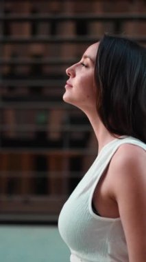 Çilli, koyu renk saçlı, beyaz bluzlu genç bir kadın caddede yürüyordu, etrafa bakıyordu. Modern şehir geçmişinde güzel bir kız.