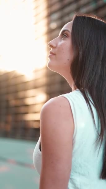 Wertyczna Wideo Młoda Kobieta Piegami Ciemnymi Włosami Nosząca Biały Top — Wideo stockowe