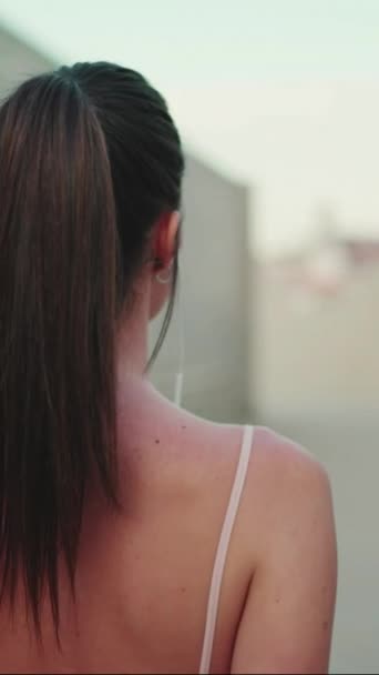 Video Vertical Mujer Joven Con Cola Caballo Larga Que Lleva — Vídeos de Stock