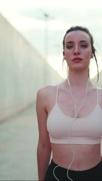 Video Vertical Mujer Atlética Joven Con Cola Caballo Larga Que — Vídeos de Stock