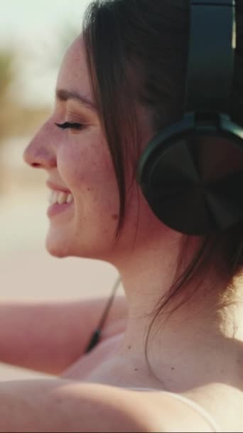 Clouse Örgülü Örgülü Kuyruklu Kulaklıklı Bej Renkli Spor Tişörtlü Genç — Stok video