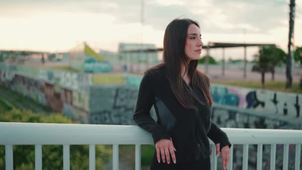 Çilli Kahverengi Saçlı Siyah Spor Kapüşonlu Güzel Bir Kadın Köprüde — Stok video