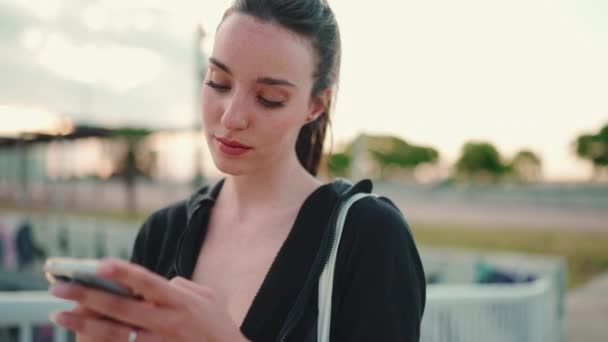 Fille Avec Des Taches Rousseur Longue Queue Cheval Portant Sweat — Video