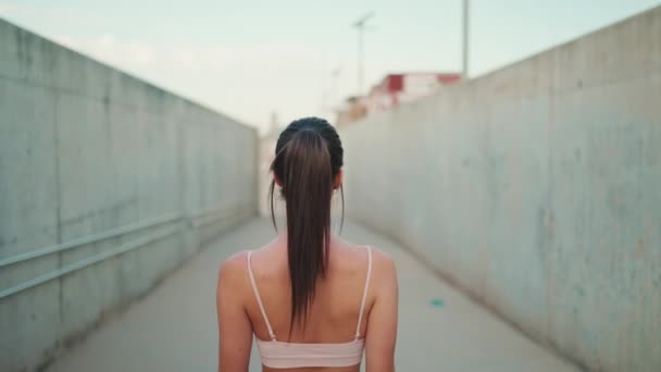 Mujer Joven Con Cola Caballo Larga Que Lleva Top Deportivo — Vídeos de Stock