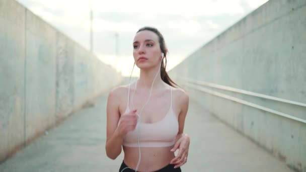 Ung Atletisk Kvinna Med Lång Hästsvans Bär Beige Sport Topp — Stockvideo