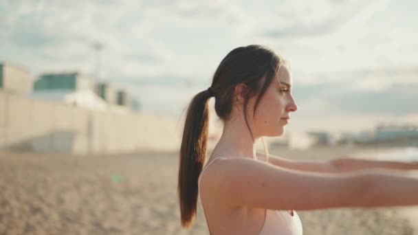 Jonge Atletische Vrouw Met Lange Paardenstaart Dragen Beige Sporttop Strekt — Stockvideo